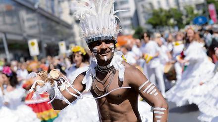 Mitgieder der Gruppe Maracat tanzen beim diesjährigen Karneval der Kulturen in Berlin.