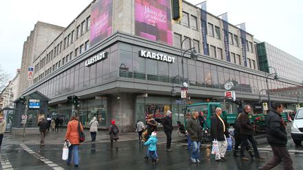 Die Fassade des Karstadt-Warenhauses auf der Kreuzberger Seite des Hermannplatzes.
