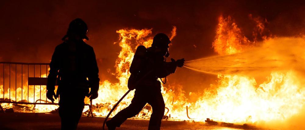 Symbolbild: Feuerwehrmänner löschen einen Brand