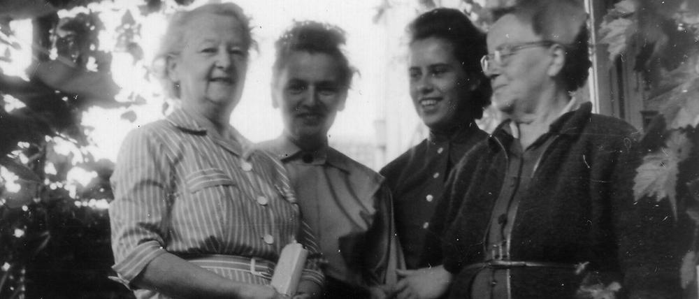 In ihrem Garten. Gertrud Kaulitz mit ihrer Pflegetochter Anna Wanda und Schwester Margarethe (v.l.n.r.). Die zweite Frau von rechts ist unbekannt. Den Text von Dirk Jordan für den Zehlendorf Blog können Sie hier lesen.