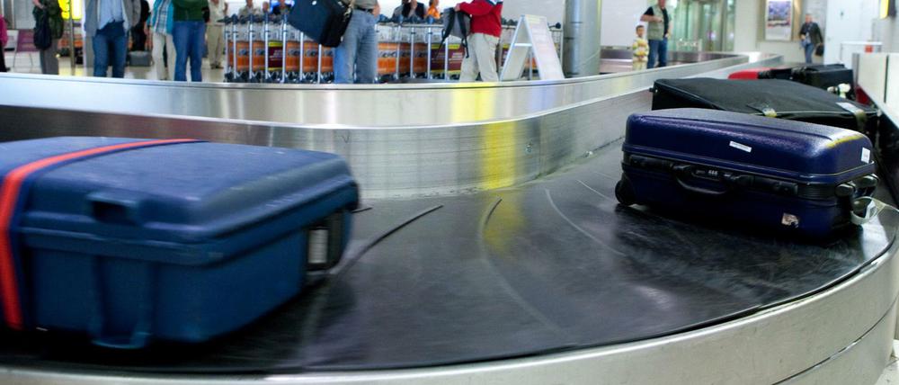Bunte Gepäckbänder können die Suche erleichtern, wenn der Koffer beim Flug verloren gegangen ist. 
