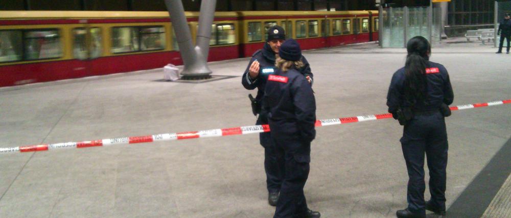 Die S-Bahn fährt direkt an dem verdächtigen Gegenstand vorbei. Zwar ohne Halt - aber trotzdem ein Zeichen, dass die Gefahr als nicht allzu groß eingeschätzt wird? 