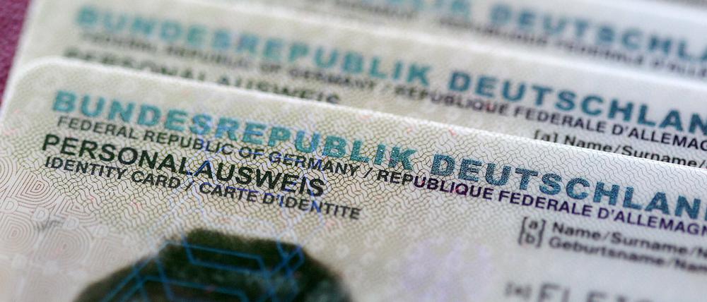 Wer in Berlin seinen Personalausweis verlängern will, braucht Geduld.