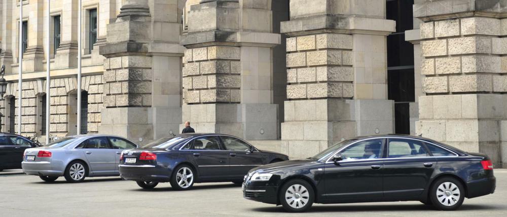 Parkplatz für Dienstwagen. Die Ostseite des Reichstagsgebäude ist bislang abgesperrt.