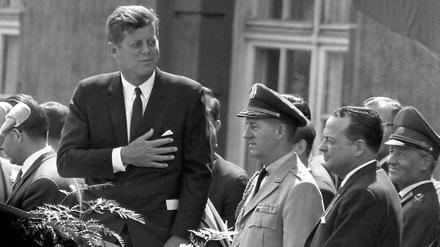 Der amerikanische Präsident John F. Kennedy während seiner Rede vor dem Schöneberger Rathaus in Berlin am 26. Juni 1963.