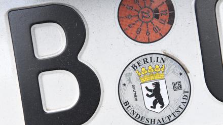 Auf einigen wenigen Berliner Autokennzeichen finden sich nach wie vor verfassungsfeindliche Codes, so der Senat.