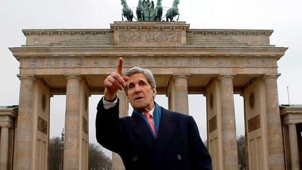 Guck mal, dort! John Kerry kennt sich aus in Berlin.