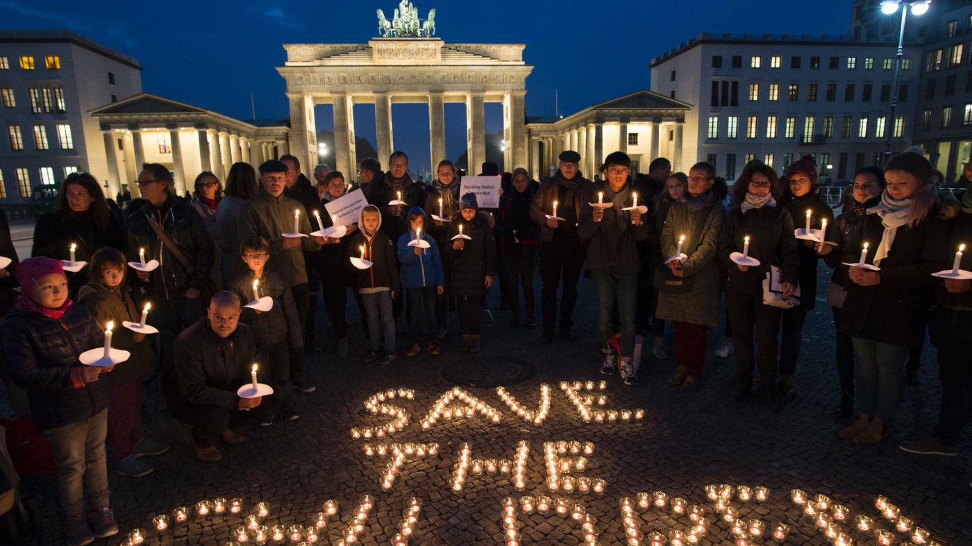 Brandenburger Tor Save the Children gedenkt mit Mahnwache Kriegsopfern