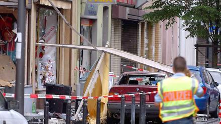 Ein Polizist sichert in Köln die Spuren der Explosion in der Keupstraße.