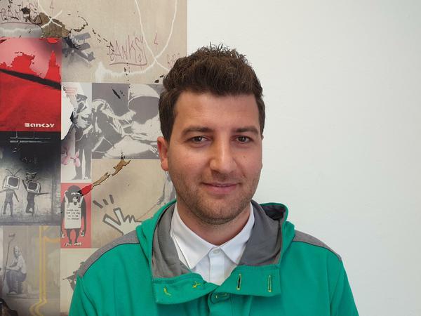 Khaled Dawrisch musste als Teenager aus Syrien fliehen. Heute ist er Kurskoordinator in der Berufsschule im ZÜ.