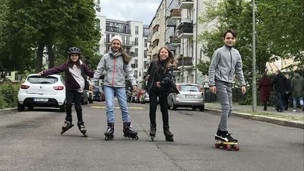 Mehr Platz zum Skaten: Kinder nutzen die neue Freiheit in der temporären Spielstraße in der Friedrichshainer Bänschstraße.