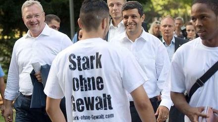 CDU-Innensenator Frank Henkel (li.) und SPD-Fraktionschef Raed Saleh (Mitte) auf Kiezstreife mit Jugendlichen. 
