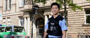Im Film wie im echten Leben arbeitet Aaron Le als Polizist.