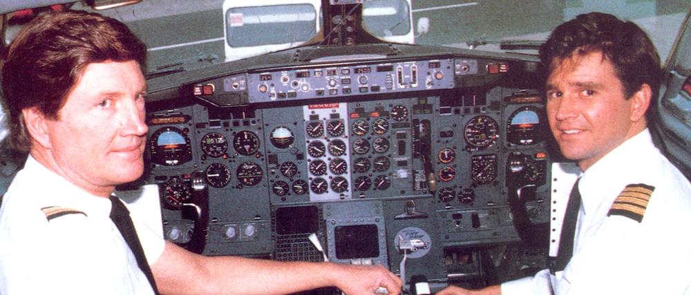 Vater Kim und Sohn Shane Lundgren im Cockpit im Jahre 1989. Shane war seinerzeit der jüngste Flugkapitän der Welt.