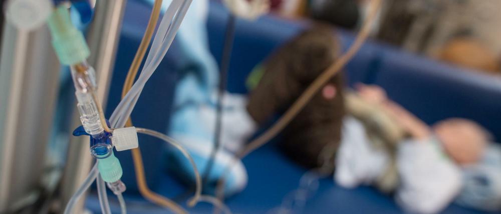 Ein kleiner Junge, der an Leukämie erkrankt ist, erhält im Rahmen einer Chemotherapie eine Infusion.
