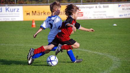 Fußball ist Kontaktsport - auch die Kleinsten müssen deshalb pausieren.