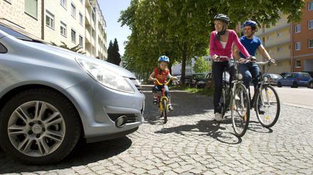 Gefahr beim Ausparken und Manövrieren: Kleinkinder sind für Pkw-Fahrer nur schwer zu sehen. Bis zum zehnten Lebensjahr sollte daher immer ein Erwachsener dabei sein.