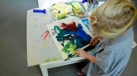 Ein kleines Mädchen malt gerade im Hauptraum der Klax-Kinderkunstgalerie in der Schönhauser Allee.