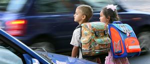 Zugeparkte Fahrbahnränder sind für Kinder wegen ihrer geringeren Übersicht noch gefahrenträchtiger als für Erwachsene.