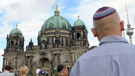 Für viele Juden ein Erkennungszeichen ihrer religiösen Identität: die Kippa, hier vor dem Dom in Berlin.