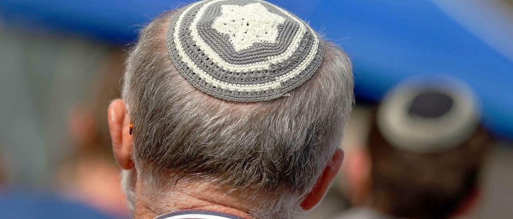 Ein Mann mit Kippa nimmt an einer Kundgebung gegen Antisemitismus teil. 
