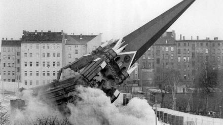 Am 22. Januar 1985 wurde das Kirchenschiff einfach gesprengt. Der Turm der Versöhnungskirche fiel zuletzt - am 28. Januar 1985.