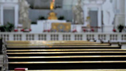 Der Täter sucht sich seine Opfer im kirchlichen Umfeld, jetzt warnt die katholische Kirche in Berlin vor ihm. 