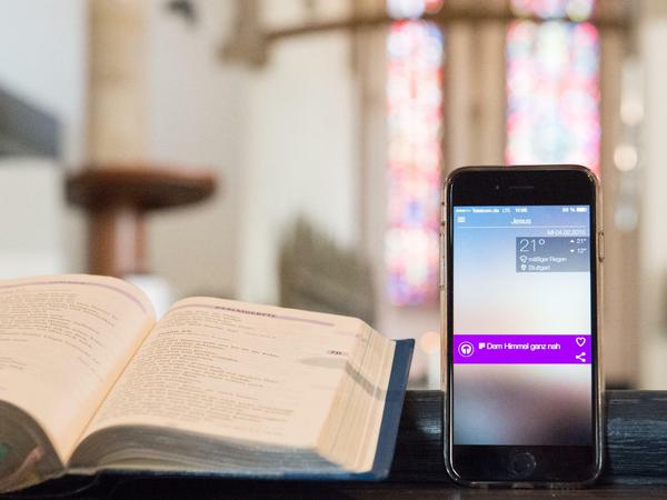 Die Kirchentags-App fürs Smartphone kann hilfreich sein. Sie zeigt zum Beispiel den eigenen Standort an und wo gerade die nächsten Events sind. Ähnliche Kirchen-Apps gibt's auch schon für Andachten, siehe Foto. 