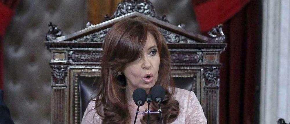 Die argentinische Präsidentin Cristina Kirchner spricht am 1. März vor dem Parlament in Buenos Aires.