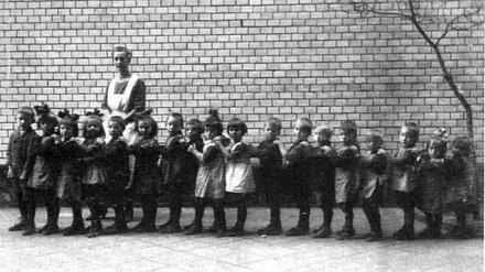 Der zeitlose Gänsemarsch wurde 1924 vor der Remise im Hof der Kleinkinderbewahranstalt aufgenommen.