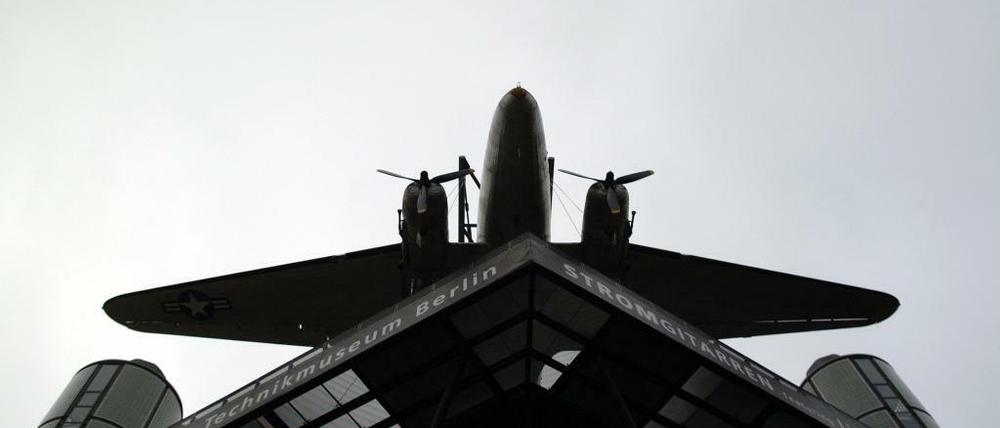 Und oben hängt der Bomber: Das Wahrzeichen des Technikmuseums am Landwehrkanal in Berlin-Kreuzberg.