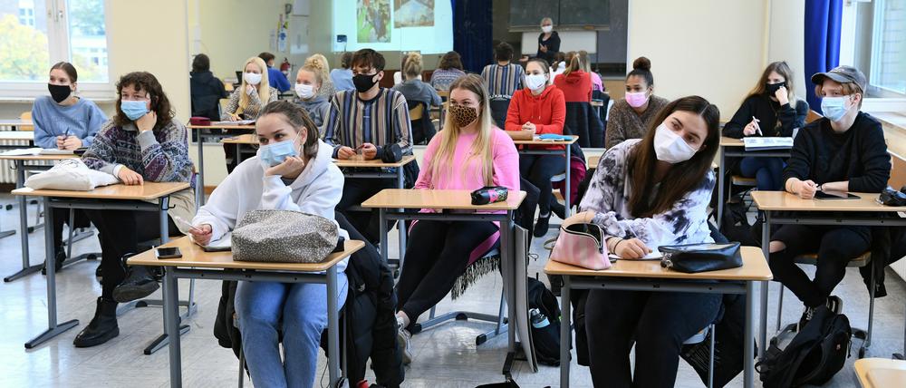 Pupils at Martin-Buber-Oberschule secondary school wear protective masks against the spread of the coronavirus disease (COVID-19) as school resumes following the autumn holidays in Berlin, Germany, October 26, 2020.  REUTERS/Annegret Hilse