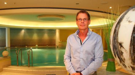 Ex-Hertha-Funktionär Klaus Brüggemann empfängt am Pool im Spa des Westin Grand Hotel in der Friedrichstraße zum Burnout-Coaching.