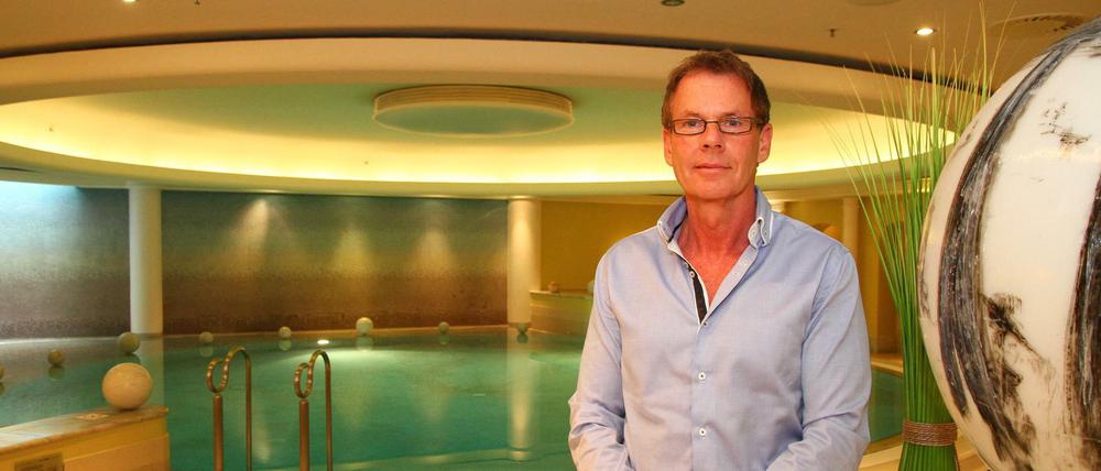 Ex-Hertha-Funktionär Klaus Brüggemann empfängt am Pool im Spa des Westin Grand Hotel in der Friedrichstraße zum Burnout-Coaching.