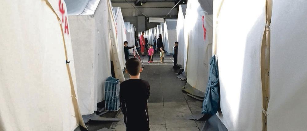 In den ehemaligen Hangars des Tempelhofer Flughafens leben derzeit 2000 Flüchtlinge. 