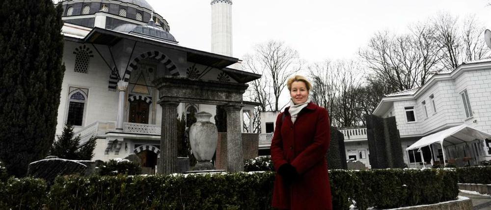 Franziska Giffey, designierte neue Bürgermeisterin von Berlin-Neukölln, spaziert durch ihren Bezirk. Hier ist sie auf dem Gelände der Sehitlik Moschee am Columbiadamm. 