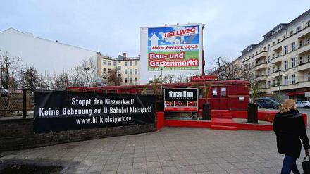 Gegen Neubauten. Ein Plakat der Bürgerinitiative Kleistpark , dahinter der alte rote S-Bahnwagen der „Train“-Bar.