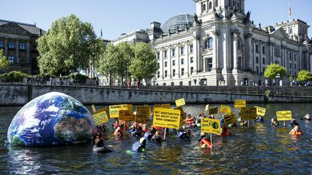 Aktivisten protestieren in Berlin für mehr Klimaschutz.