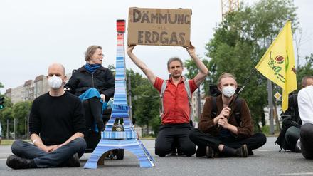 Am Dienstag haben Demonstrierende der „Letzten Generation“ in Dresden eine Straßenkreuzung blockiert.
