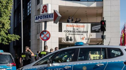 Klima-Aktivisten von „Sand im Getriebe“ protestierten am Freitag auf dem Balkon der SPD-Parteizentrale in Kreuzberg.