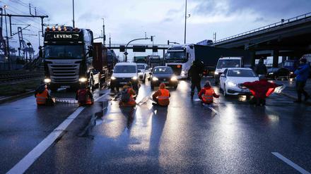Klimaaktivisten blockieren eine Kreuzung am Zollamt Waltershof zur Köhlbrandbrücke und zur Autobahn A7.