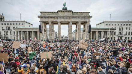Etliche Demonstrationen finden am Wochenende in Berlins statt. Beim Klimastreik wird Greta Thunberg wird erwartet.