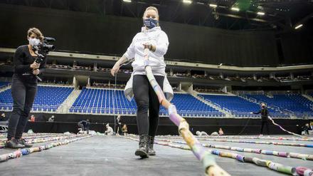 Sabrina Golze formt in der Mercedes-Benz-Arena mit Helfern die größte Klorollenschlange der Welt.