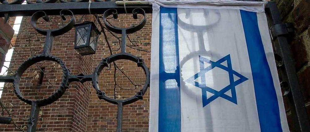 Israelische Fahne hängt am Tor der Klosterkirche in Berlin, zum Gedenken an den ermordeten jungen Mann.