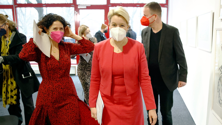 Bettina Jarasch (Grüne), Franziska Giffey (SPD) und Klaus Lederer (Linke) verlassen eine Pressekonferenz nach einer weiteren Runde der rot-grün-roten Koalitionsverhandlungen im Land Berlin.