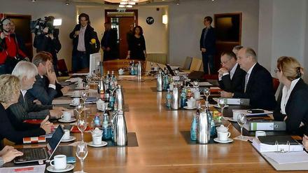 Hier sind sie noch bei den Koalitionsverhandlungen: Vertreter von Brandenburgs SPD und Linkspartei am 2. Oktober 2014 in Potsdam.