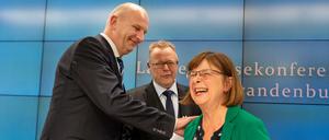 Brandenburgs Ministerpräsident Dietmar Woidke (l, SPD), Gesundheitsministerin Ursula Nonnemacher (Grüne), und Innenminister Michael Stübgen (CDU) bei der Vorstellung des Koalitionsvertrags 2019.