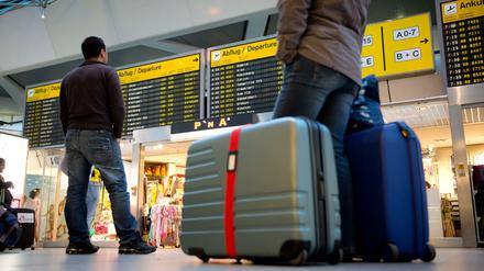 Fluggäste mit Koffern am Flughafen Tegel (Symbolbild)