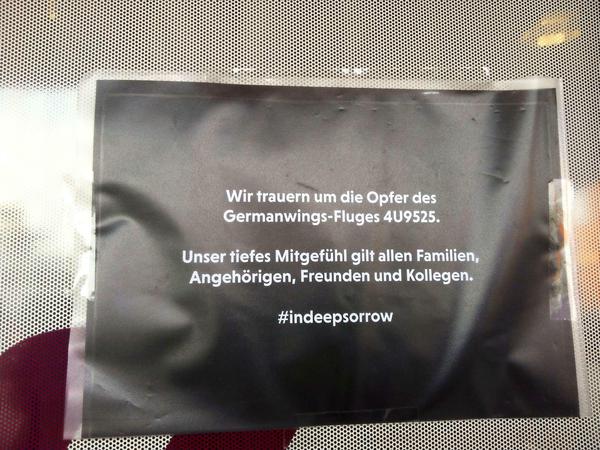 Neben Blumen und Kerzen wurden auch Botschaften an der Germanwings-Wand hinterlassen.
