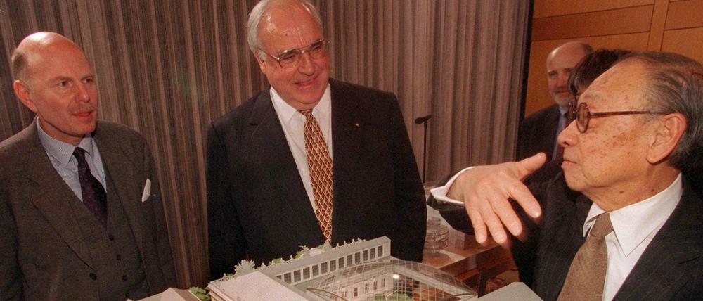 Architekt Ieoh Ming Pei (r) erläutert Bundeskanzler Helmut Kohl (M) das Modell für das Deutsche Historische Museum in Berlin.